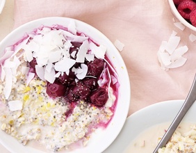 Porridge mit Obst, Himbeeren