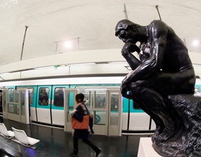 Kopie von Auguste Rodins "Denker" in einer Pariser U-Bahn-Station 