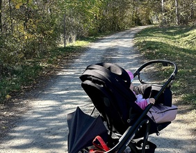 Kinderwagen auf einem Wanderweg