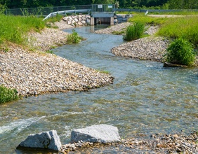 Fischtreppe am Wasserkraftwerk bzw. Staumauer als Wanderhilfe für Fische 