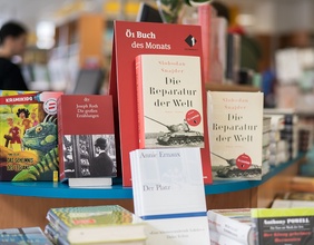 Buchstand in einer Buchhandlung