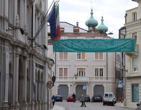 Ein Banner mit der Aufschrift "Go Borderless" in Nova Gorica bzw Gorizia.