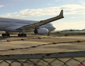 Flugzeug am Flughafen mit Zaun, Fotomontage