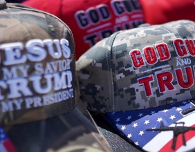 "God, Guns and Trump" und "Jesus is my savior, Trump is my president" auf Schirmkappen