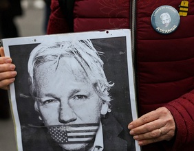 Julian-Assange-Plakat in Händen einer Frau