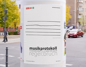 Litfaßsäule mit Plakat