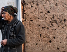 Armenische Frau nahe der Grenze zu Aserbaidschan