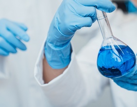 Forscherin in einem Labor mit Reagenzglas