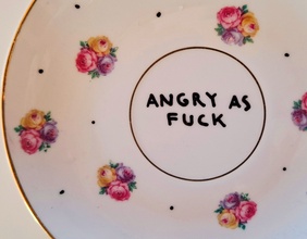 Teller mit der Aufschrift "Angry As Fuck"