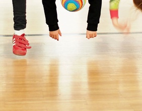 Kinderbeine und Hände