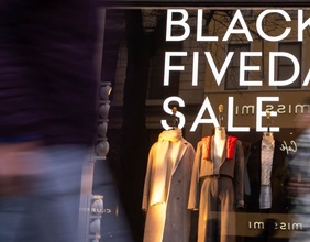 Schaufenster mit "Black Friday"-Werbung