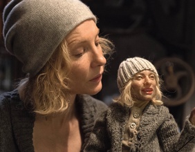Blonde Frau mit einer blonden Puppe, einer Kopie ihrer selbst