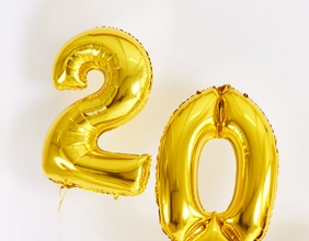 Die Ziffer 20 als goldfarbene Luftballone