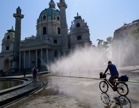 Nebeldusche vor der Karlsirche in Wien
