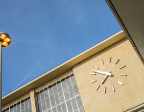 Uhr an de Fassade des Wiener Westbahnhofs