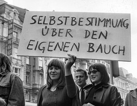  Frauen demonstrieren für Gleichberechtigung und das Recht auf Abtreibung am 7. Mai 1971 auf der Mariahilferstraße