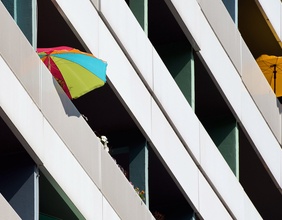 Foto: Modernes Wohnhaus mit Sonnenschirmen