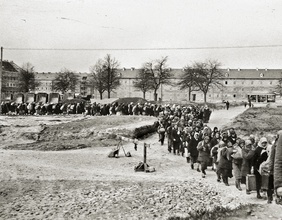 Ankommende Zwangsarbeiterinnen der Herrmann-Göring-Werke