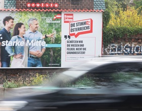 Wahlplakate auf der Strasse.