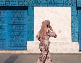 Eine muslimische Frau telefonierend in Tunis