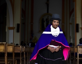 Indigene kolumbianische Frau verlässt ein Kirchengebäude