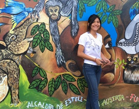 Die Wandbilder von "Funarte" findet man in der ganzen Stadt. Diana zeigt den Affen, den sie gestaltet hat.