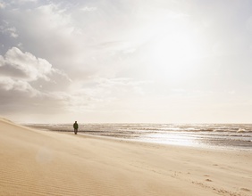 Mann am Strand bei Sonnenschein