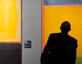 Mann betrachtet Gemälde von Mark Rothko