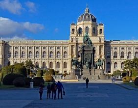 Das Naturhistorische Museum in Wien mit dem Maria-Theresien-Denkmal