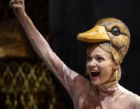 Mavie Hörbiger in "Unter Tieren"
