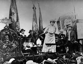 Rosa Luxemburg bei einer Ansprache im Jahr 1907