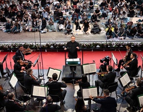 Kirill Petrenko dirigiert die Berliner Philharmoniker in der Waldbühne