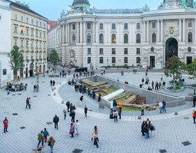Passantinnen auf dem Michaelerplatz