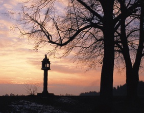 "Gedrehtes Kreuz", spätgotische Lichtsäule, um 1520, an der Straße von der Stadt zum Stift Zwettl. Waldviertel.