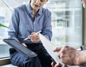 Frau und Mann besprechen etwas, Maschinenbau, Ingenieur