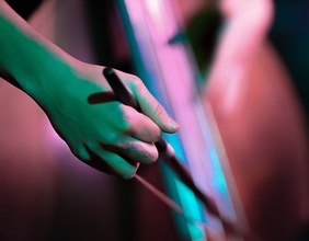 Frauenhand mit Instrument