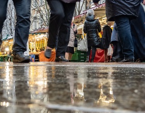 Passanten auf einem Markt