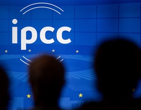 IPCC-Schriftzug, Schattenumrisse von Menschen