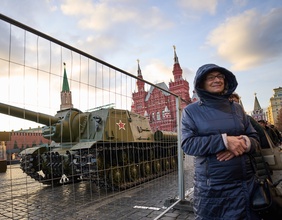Russische Frau vor einem ausgestellten Panzer auf dem Roten Platz