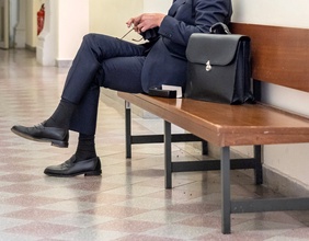 Jurist auf einer Bank in einem Amtsgebäude