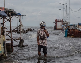 Ein Mann im Hochwasser in Jakarta