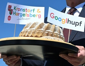 Thomas Stelzer mit dem "Googlhupf"