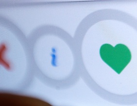 Das Herz und das Kreuz Symbol der Tinder App