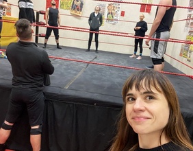 Mari Lang im Wrestling-Studio