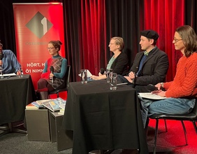 Magdalena Miedl und Wolfgang Popp sprechen mit Karin Krichmayr (Wissenschaftsjournalistin und Comic-Expertin "Der Standard"), Bettina Egger (Comic-Historikerin und -Zeichnerin) und Lenz Mosbacher (Comic-Zeichner und Kurator)