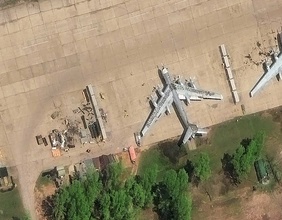 Satelittenaufnahme einer bombardierten Flugbasis in Russland