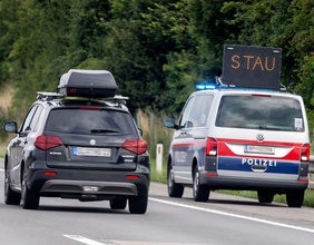 Polizei mit Stauanzeige auf der Westautobahn