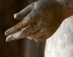 Hand einer Statue