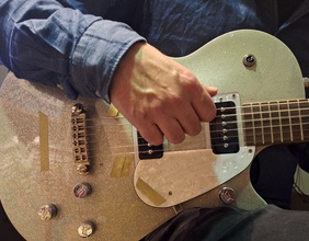 Mann mit Gitarre, Chris Janka