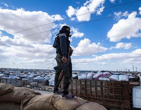 Kurdischer Soldat überwacht ein Gefangenenlager in Syrien